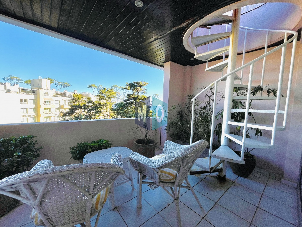 Apartamento ID.385 - Penthouse de 3 Dormitorios y Parrillero a metros de Playa Mansa, Venta Punta del Este