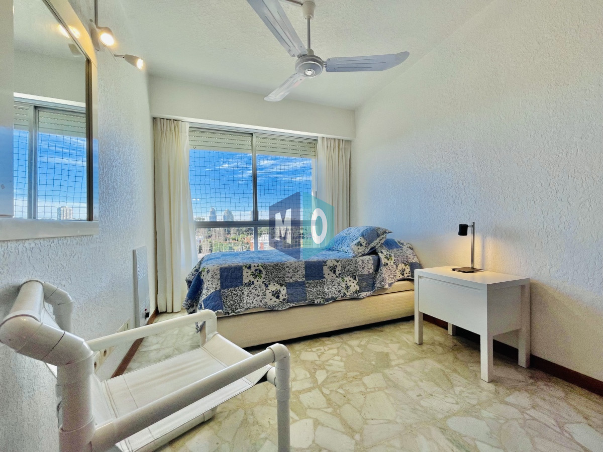 Apartamento ID.442 - Apartamento de 3 Dormitorios en Playa Mansa con Vista al Mar