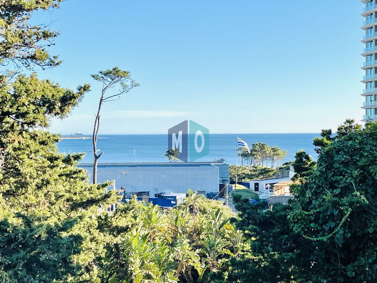 Apartamento ID.385 - Penthouse de 3 Dormitorios y Parrillero a metros de Playa Mansa, Venta Punta del Este
