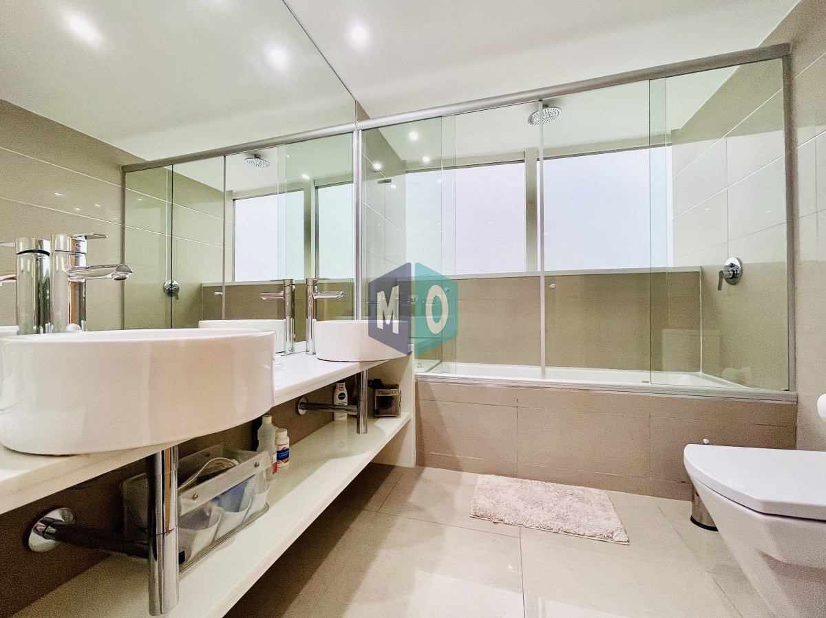 Apartamento ID.576 - Moderno Apartamento de 3 Suites en Playa Mansa con Vista al Mar