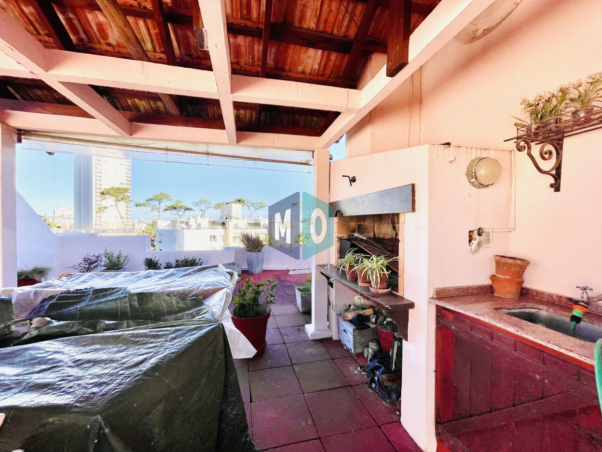 Apartamento ID.385 - Penthouse de 3 Dormitorios y Parrillero a metros de Playa Mansa, Venta Punta del Este