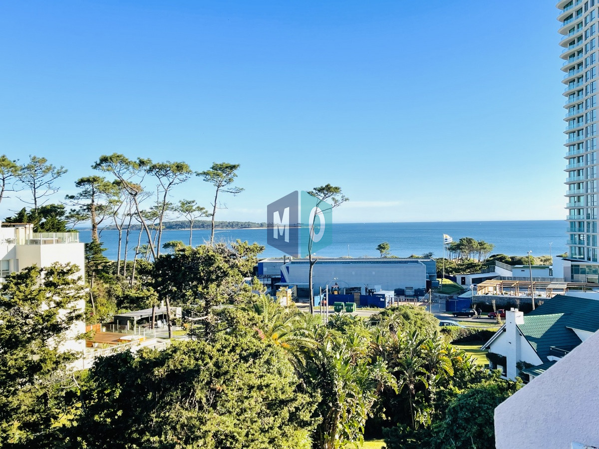 Apartamento ID.385 - Penthouse de 3 Dormitorios y Parrillero a metros de Playa Mansa, Venta Punta del Este