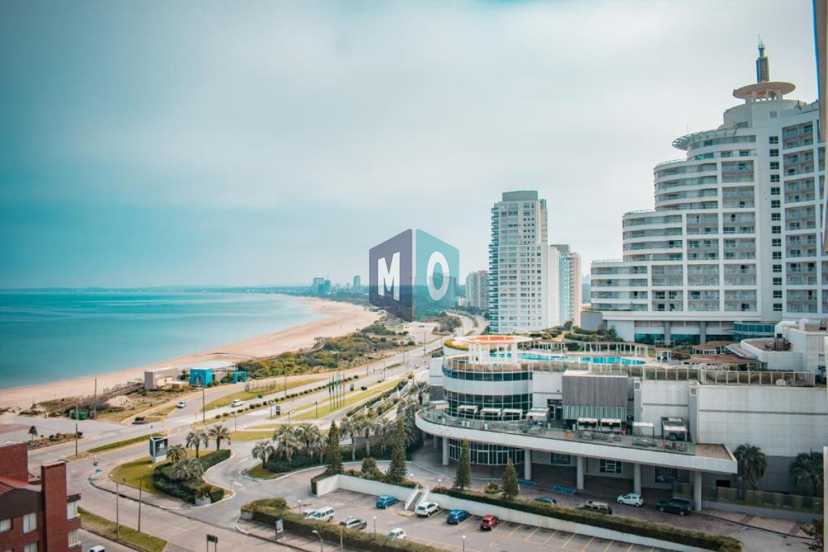 Apartamento ID.576 - Moderno Apartamento de 3 Suites en Playa Mansa con Vista al Mar