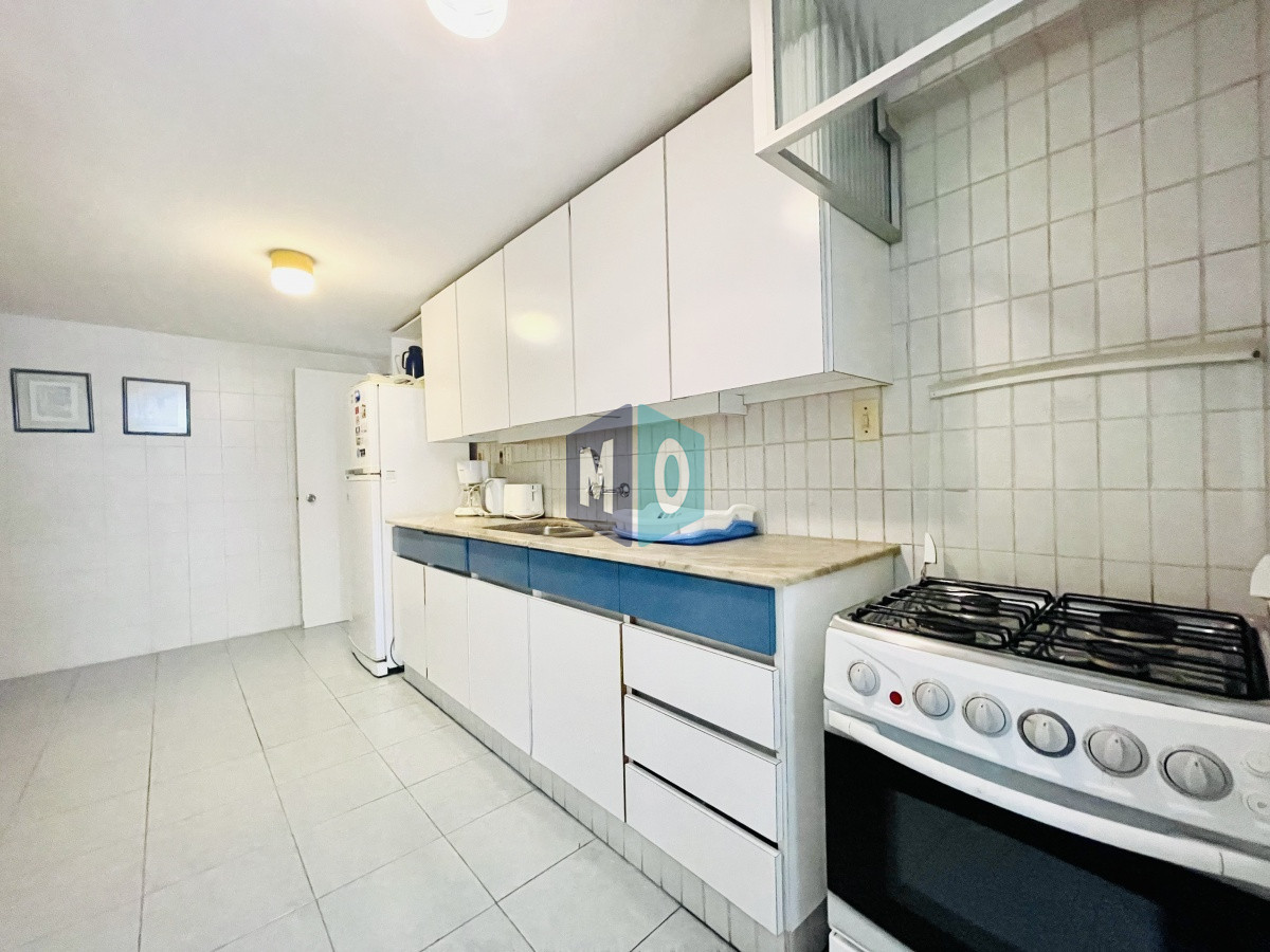 Apartamento ID.185 - Apartamento de 2 Dormitorios Frente al Mar, con Vista - Playa Mansa, Venta