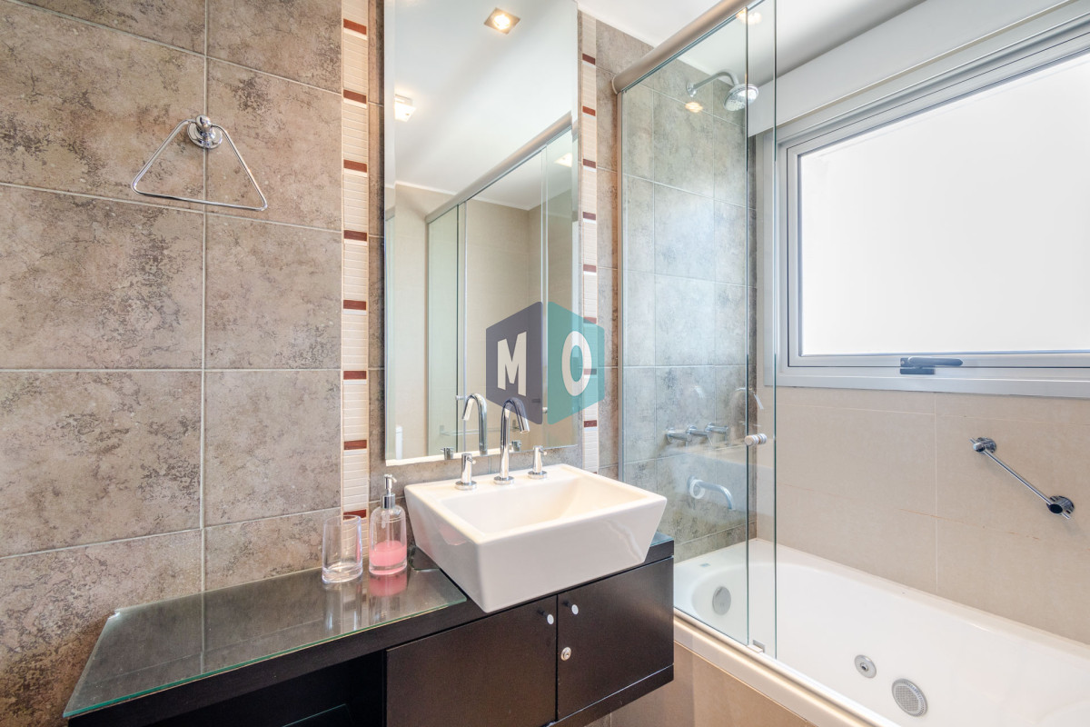 Apartamento ID.532 - Venta de Excelente Apartamento de 3 Dormitorios con Vista al Mar, Playa Mansa, Punta del Este