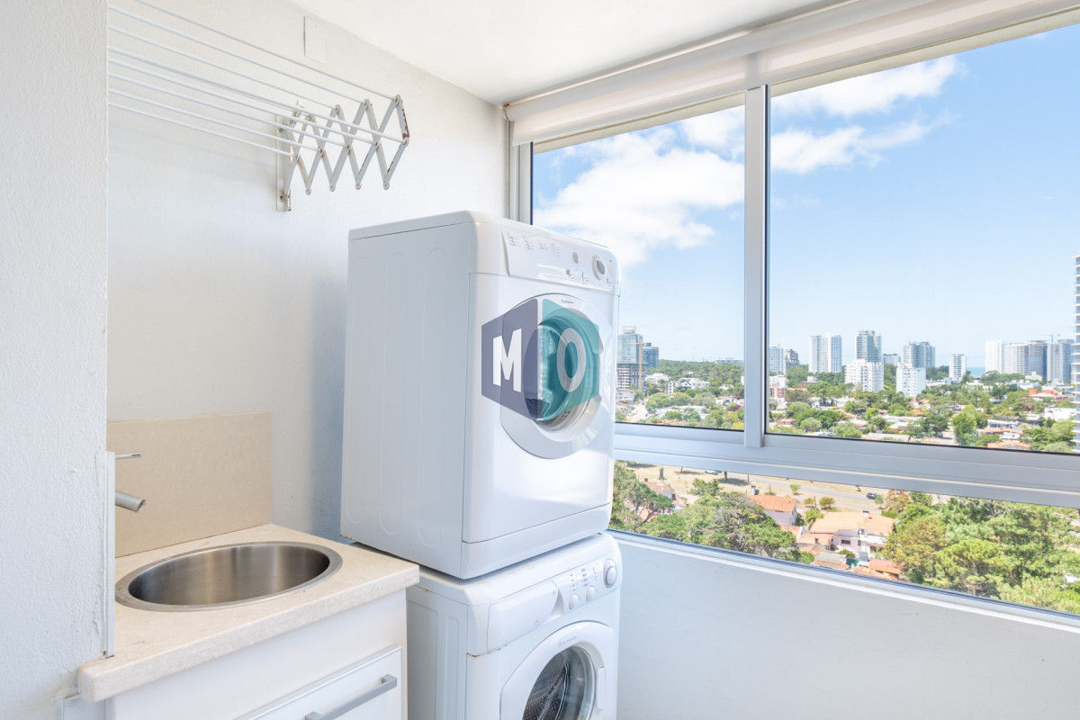 Apartamento ID.532 - Venta de Excelente Apartamento de 3 Dormitorios con Vista al Mar, Playa Mansa, Punta del Este