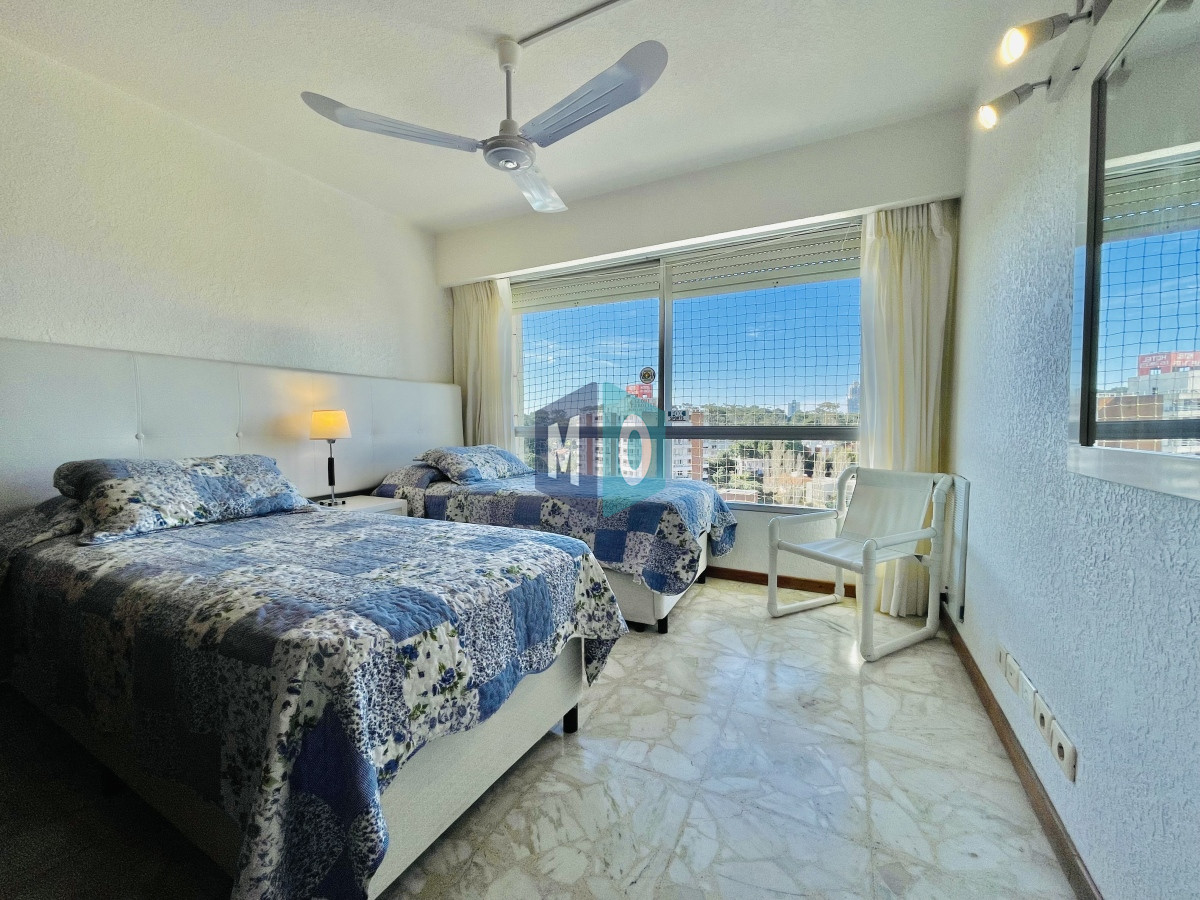 Apartamento ID.442 - Apartamento de 3 Dormitorios en Playa Mansa con Vista al Mar