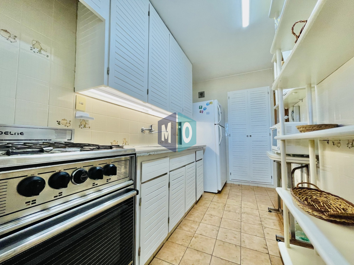 Apartamento ID.442 - Apartamento de 3 Dormitorios en Playa Mansa con Vista al Mar