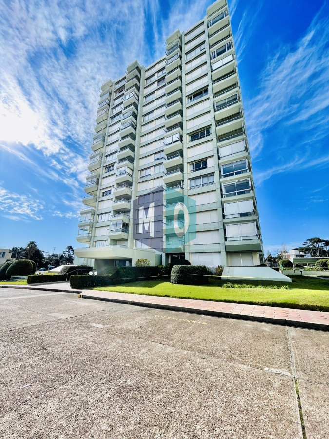 Apartamento ID.442 - Apartamento de 3 Dormitorios en Playa Mansa con Vista al Mar
