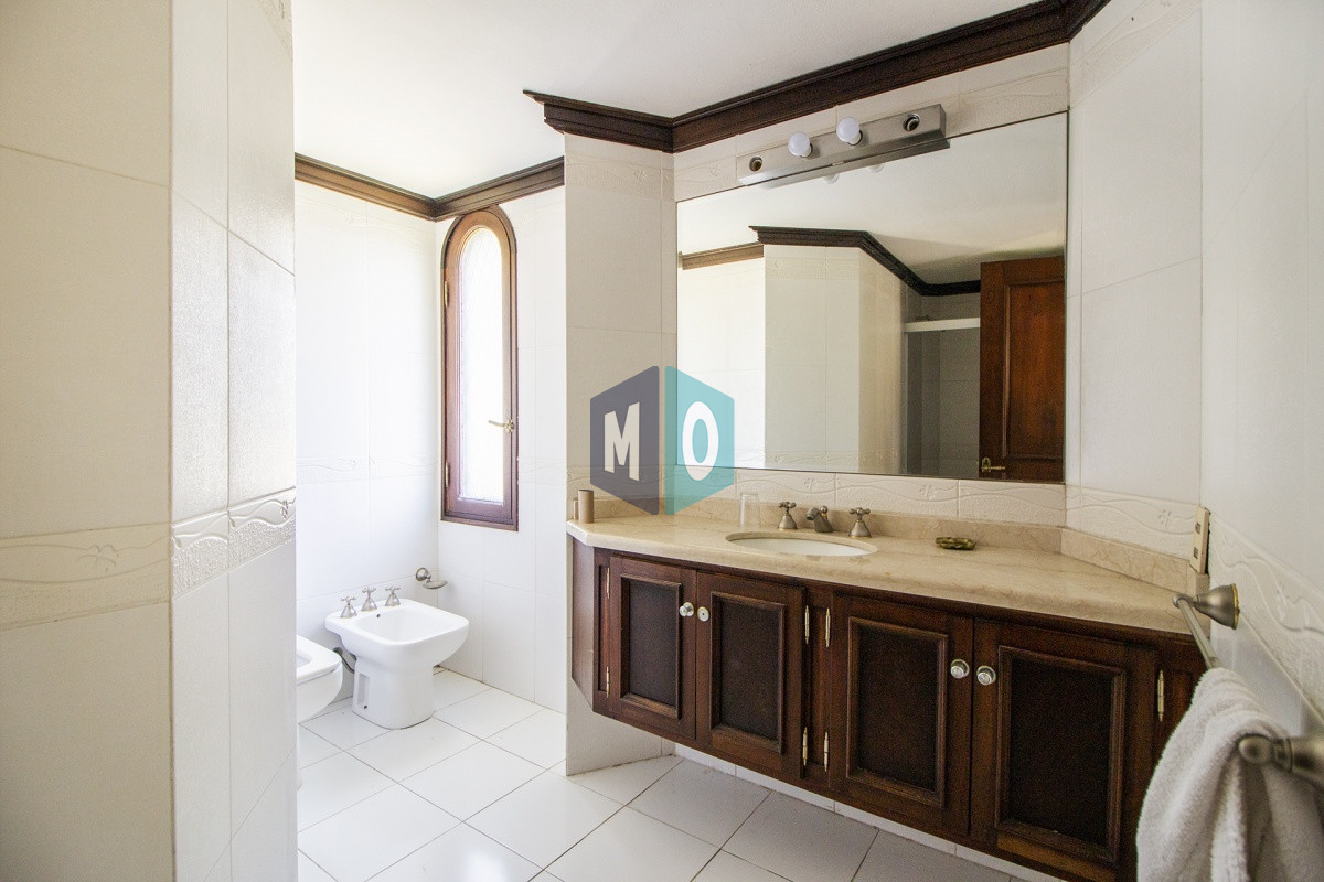 Casa ID.632 - Venta de Casa de 4 Dormitorios y Piscina con gran parque en Playa Mansa, Punta del Este