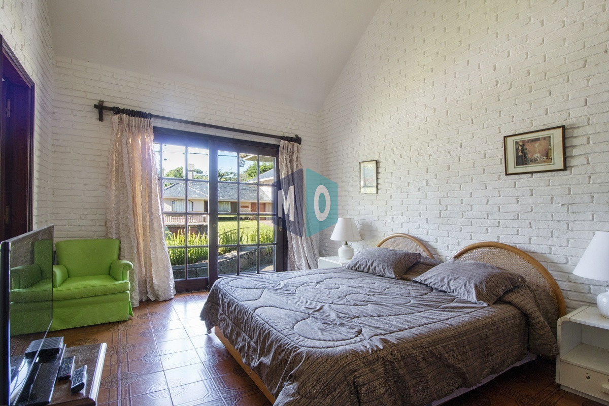 Casa ID.632 - Venta de Casa de 4 Dormitorios y Piscina con gran parque en Playa Mansa, Punta del Este