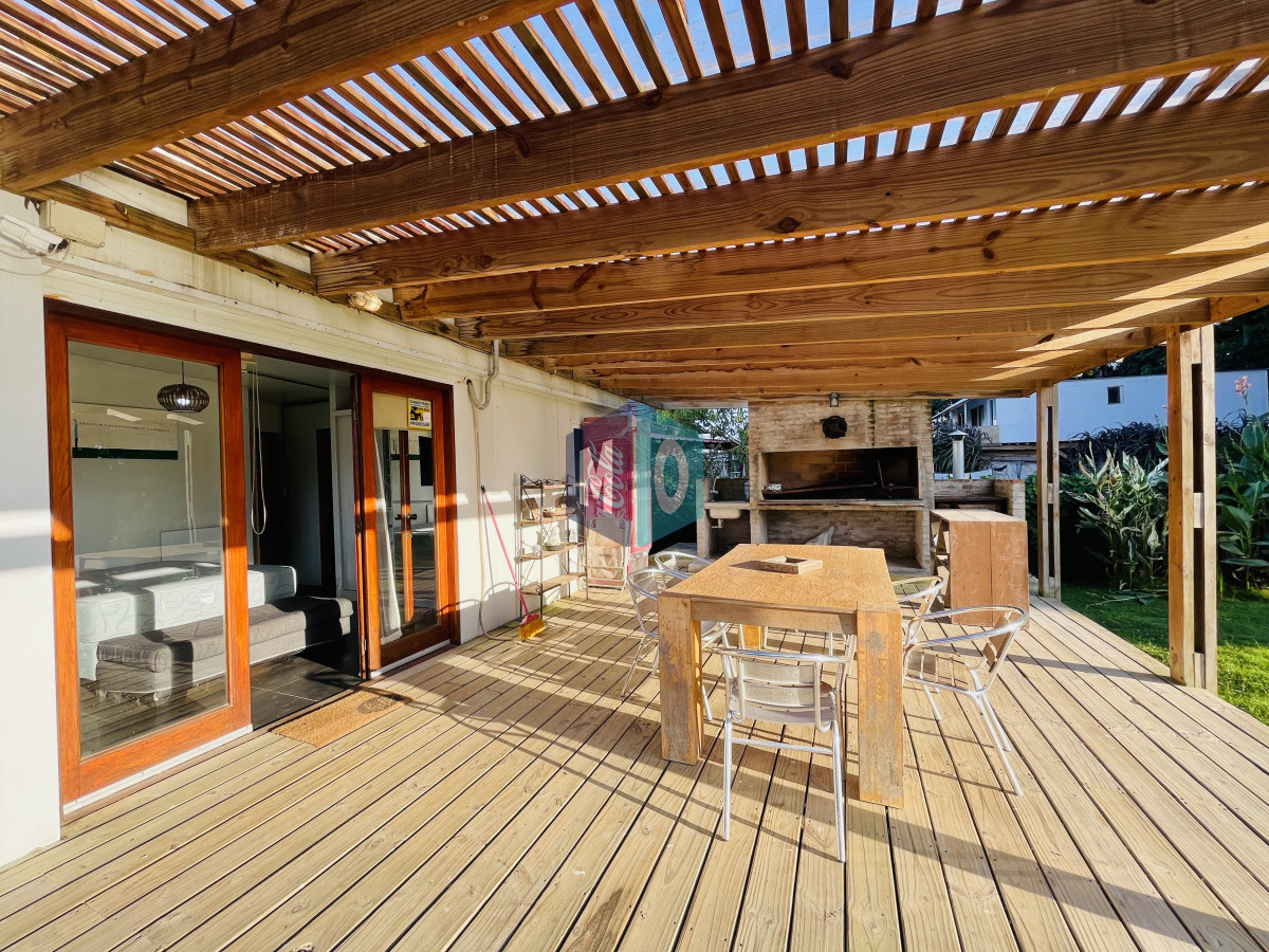 Casa ID.993 - Moderna Casa de 2 Dormitorios, Piscina Climatizada y Parrillero en La Barra, Alquiler Anual e Invernal