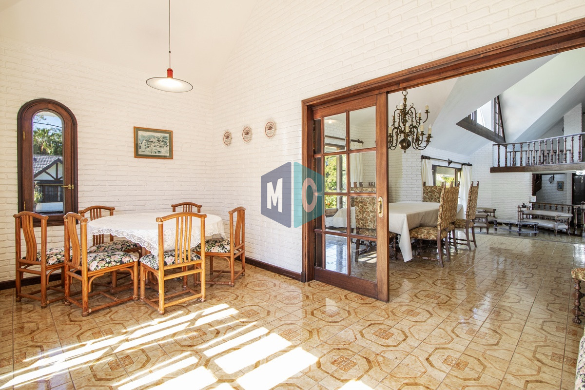 Casa ID.632 - Venta de Casa de 4 Dormitorios y Piscina con gran parque en Playa Mansa, Punta del Este