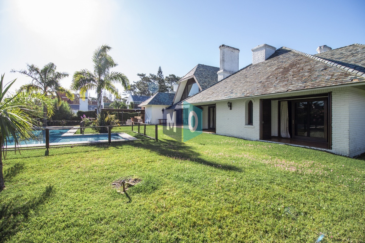 Casa ID.632 - Venta de Casa de 4 Dormitorios y Piscina con gran parque en Playa Mansa, Punta del Este