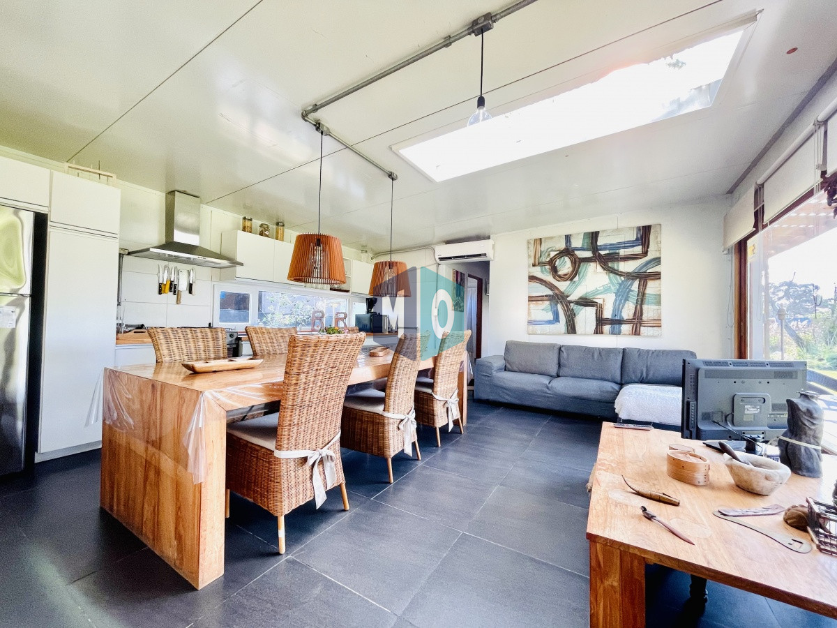 Casa ID.993 - Moderna Casa de 2 Dormitorios, Piscina Climatizada y Parrillero en La Barra, Alquiler Anual e Invernal
