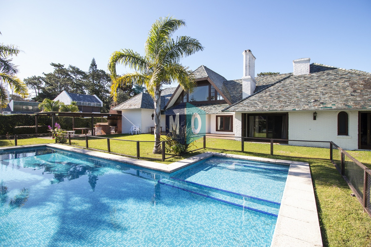 Casa ID.632 - Venta de Casa de 4 Dormitorios y Piscina con gran parque en Playa Mansa, Punta del Este