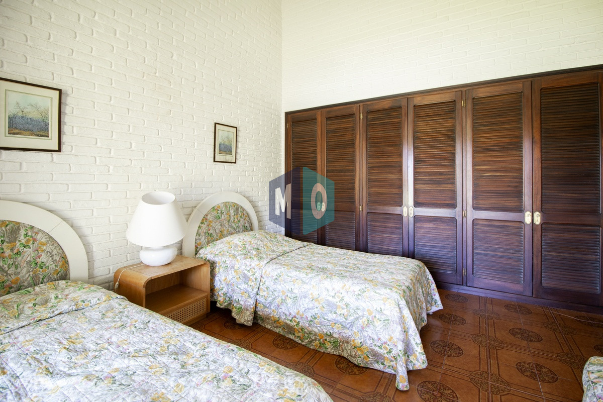 Casa ID.632 - Venta de Casa de 4 Dormitorios y Piscina con gran parque en Playa Mansa, Punta del Este