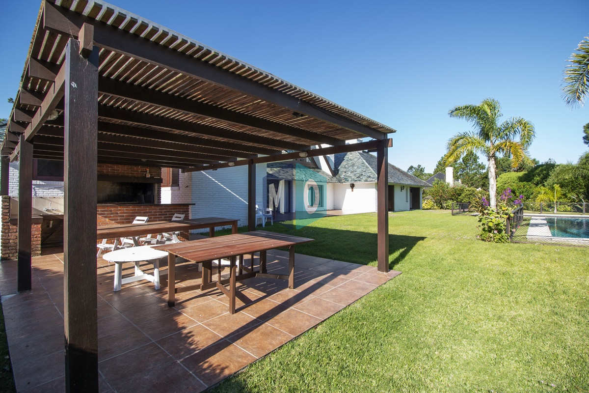Casa ID.632 - Venta de Casa de 4 Dormitorios y Piscina con gran parque en Playa Mansa, Punta del Este