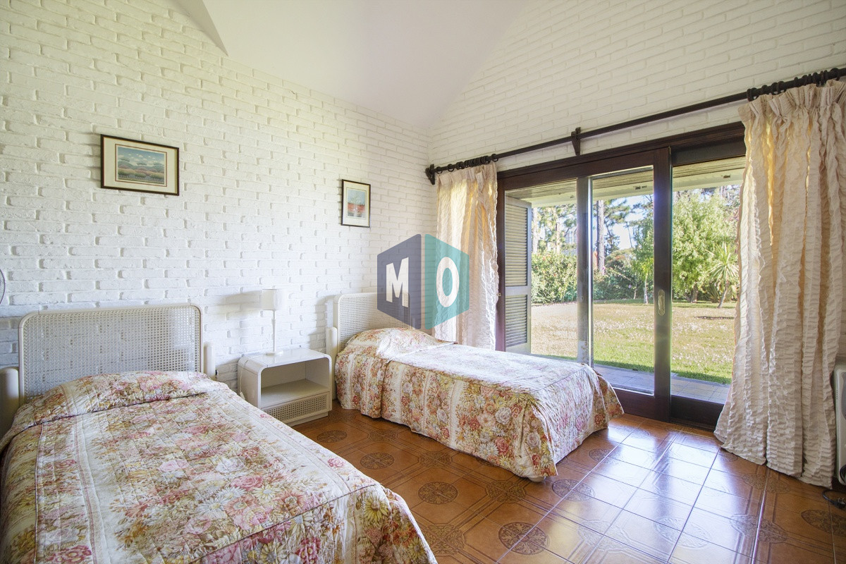 Casa ID.632 - Venta de Casa de 4 Dormitorios y Piscina con gran parque en Playa Mansa, Punta del Este