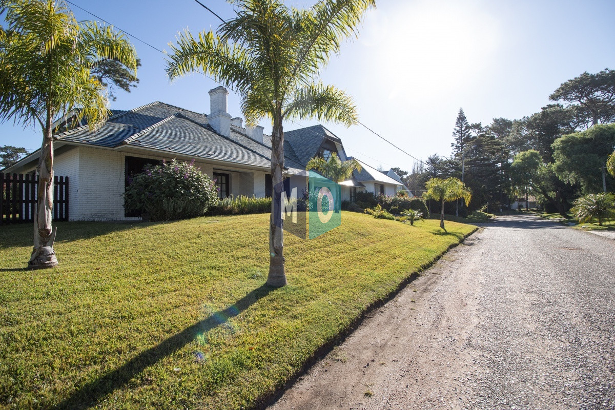 Casa ID.632 - Venta de Casa de 4 Dormitorios y Piscina con gran parque en Playa Mansa, Punta del Este