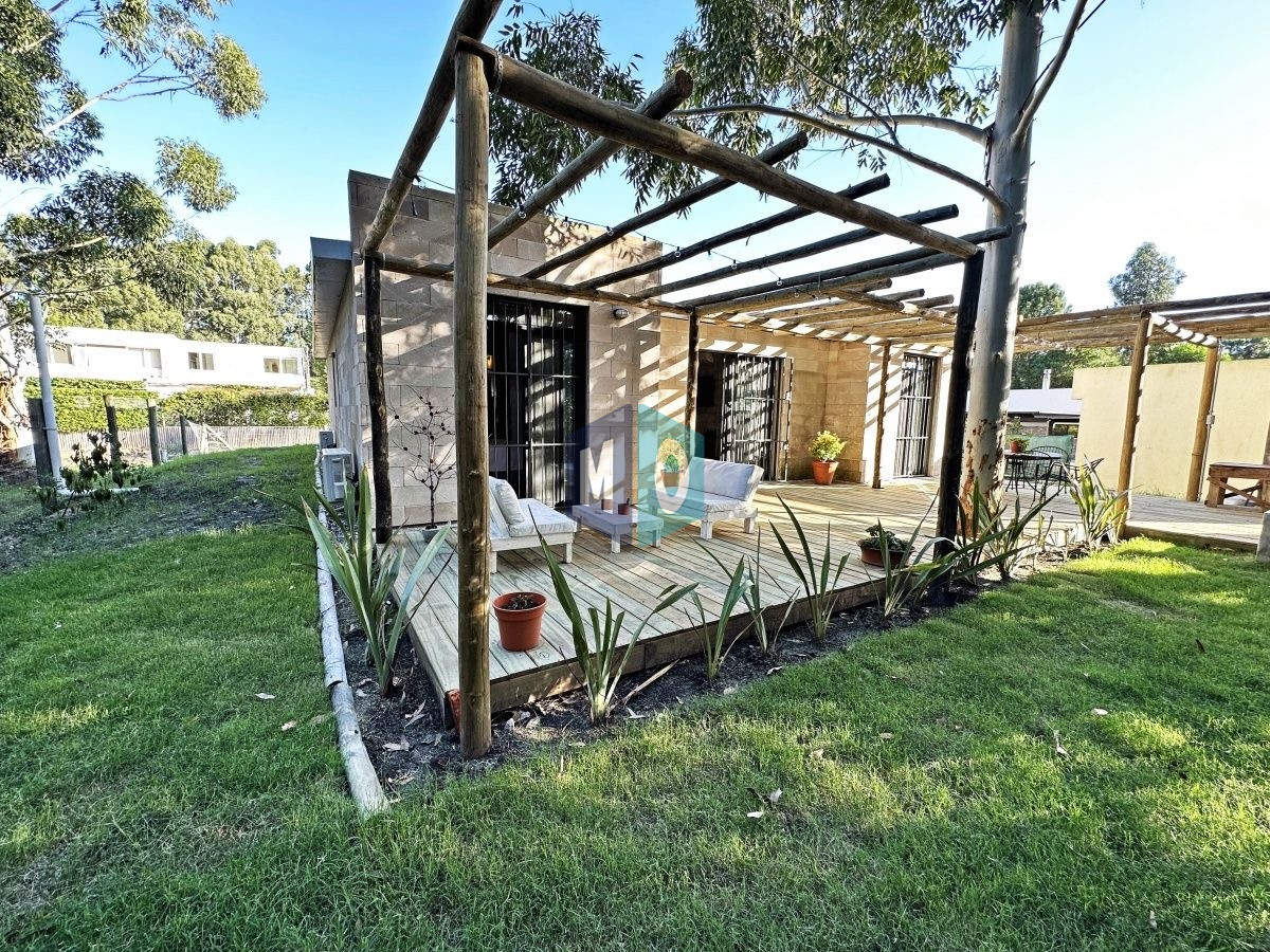 Casa ID.804 - Casa moderna en venta y alquiler anual de tres dormitorios en Parque Burnett, Pinares