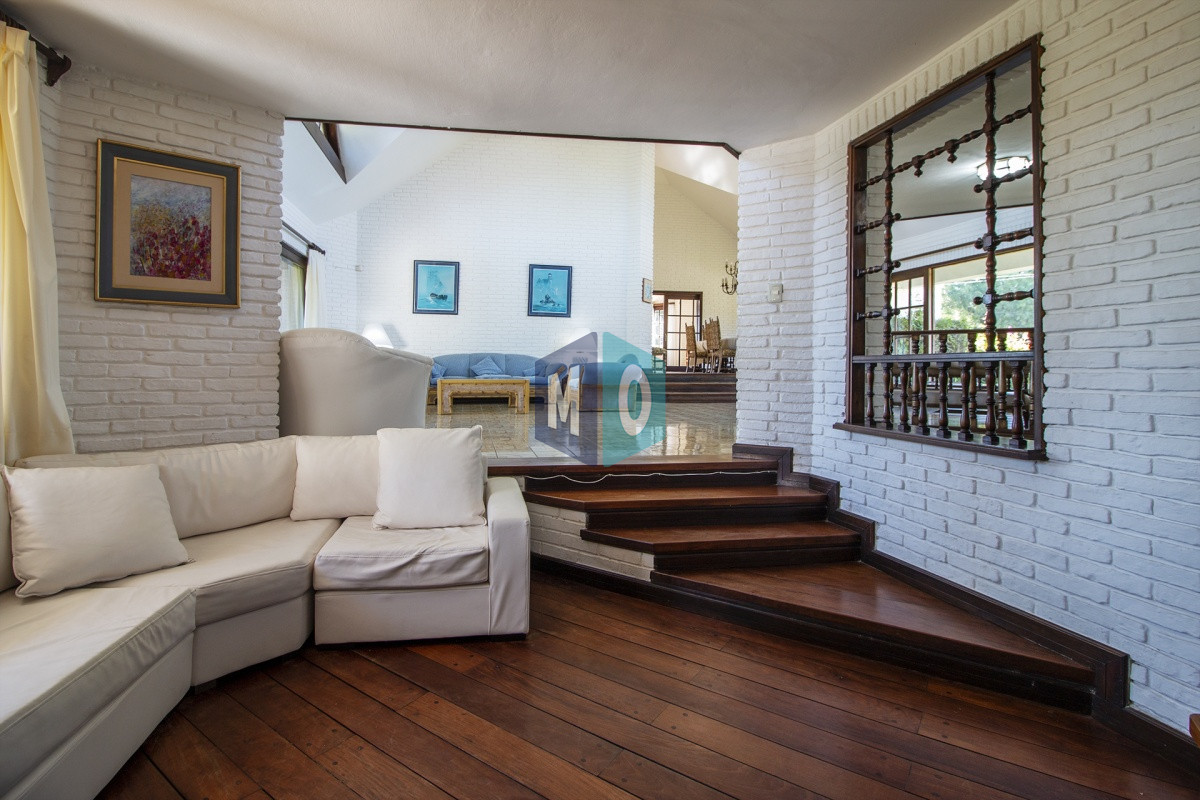 Casa ID.632 - Venta de Casa de 4 Dormitorios y Piscina con gran parque en Playa Mansa, Punta del Este