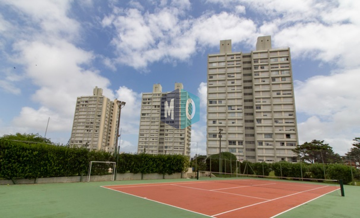Apartamento ID.442 - Apartamento de 3 Dormitorios en Playa Mansa con Vista al Mar
