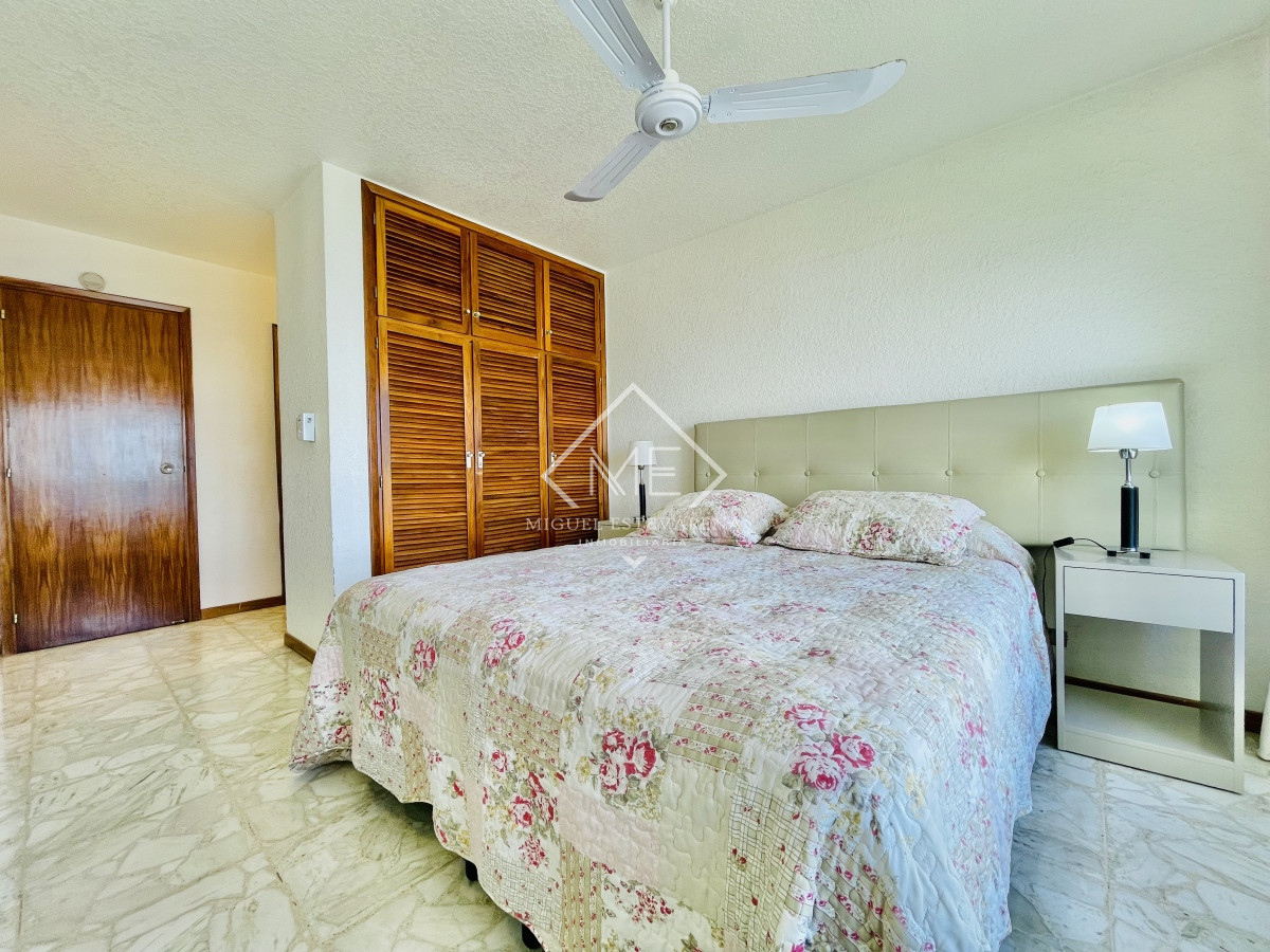 Apartamento ID.791 - Apartamento de 3 Dormitorios en Playa Mansa con Vista al Mar en Venta!