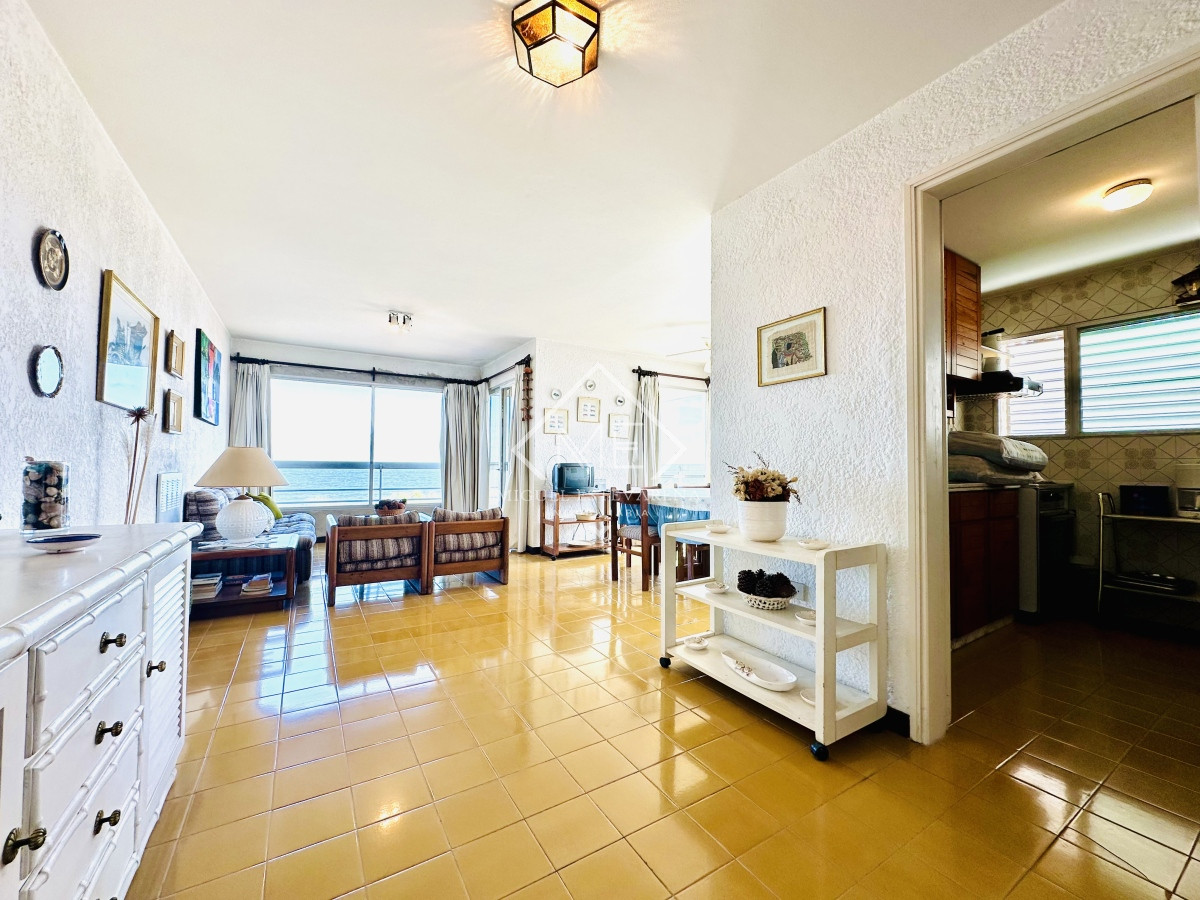 Apartamento ID.792 - Venta Apartamento Frente al Mar - Amplio, Luminoso, Cochera