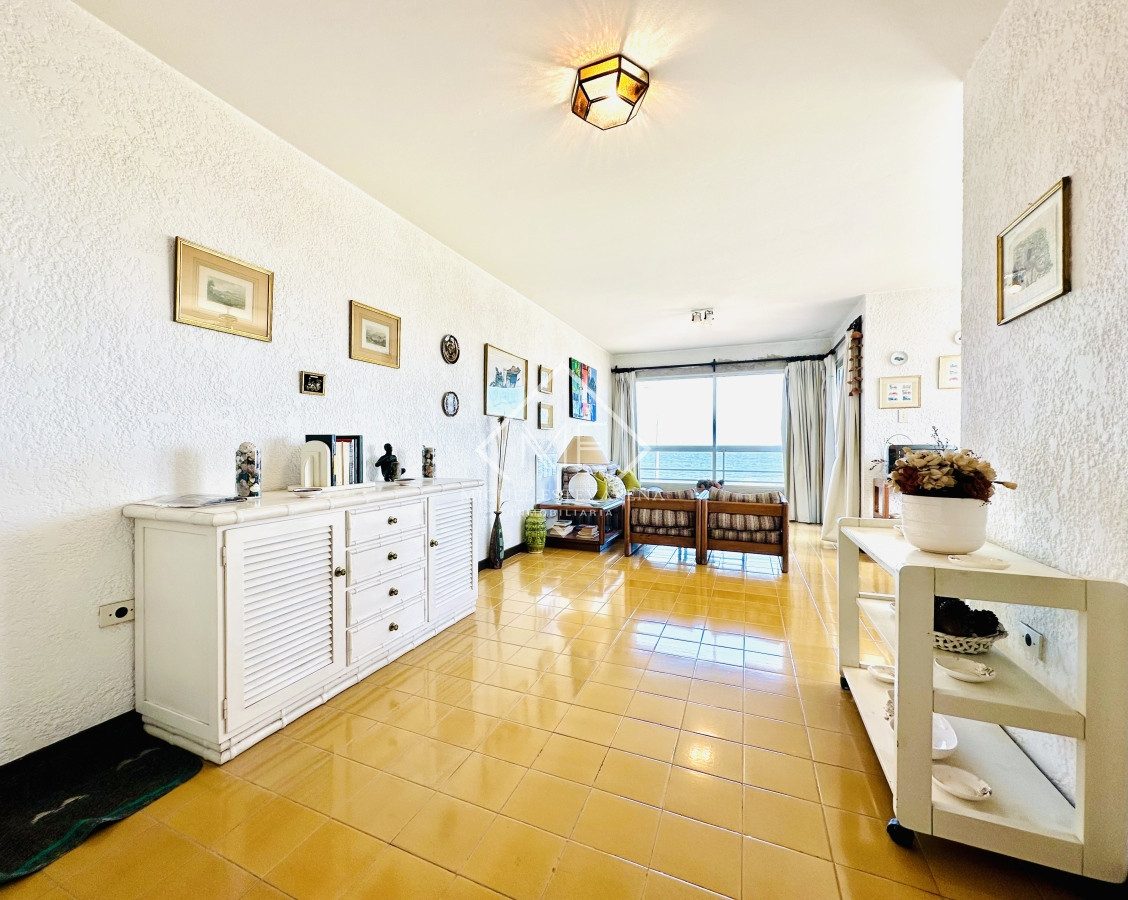 Apartamento ID.792 - Venta Apartamento Frente al Mar - Amplio, Luminoso, Cochera