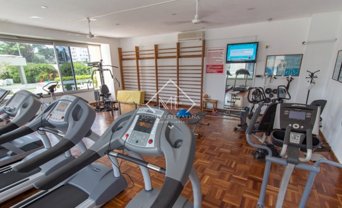 Apartamento ID.791 - Apartamento de 3 Dormitorios en Playa Mansa con Vista al Mar en Venta!
