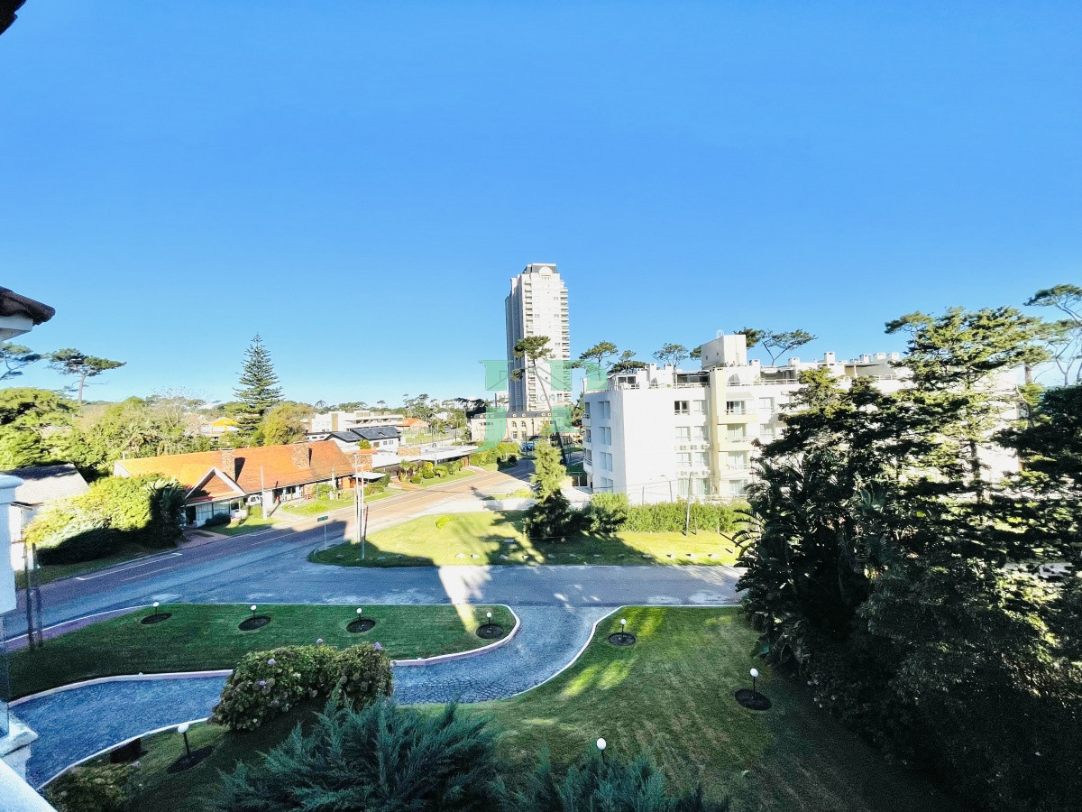 Apartamento ID.683 - Penthouse de 3 Dormitorios y Parrillero a metros de Playa Mansa, Venta Punta del Este