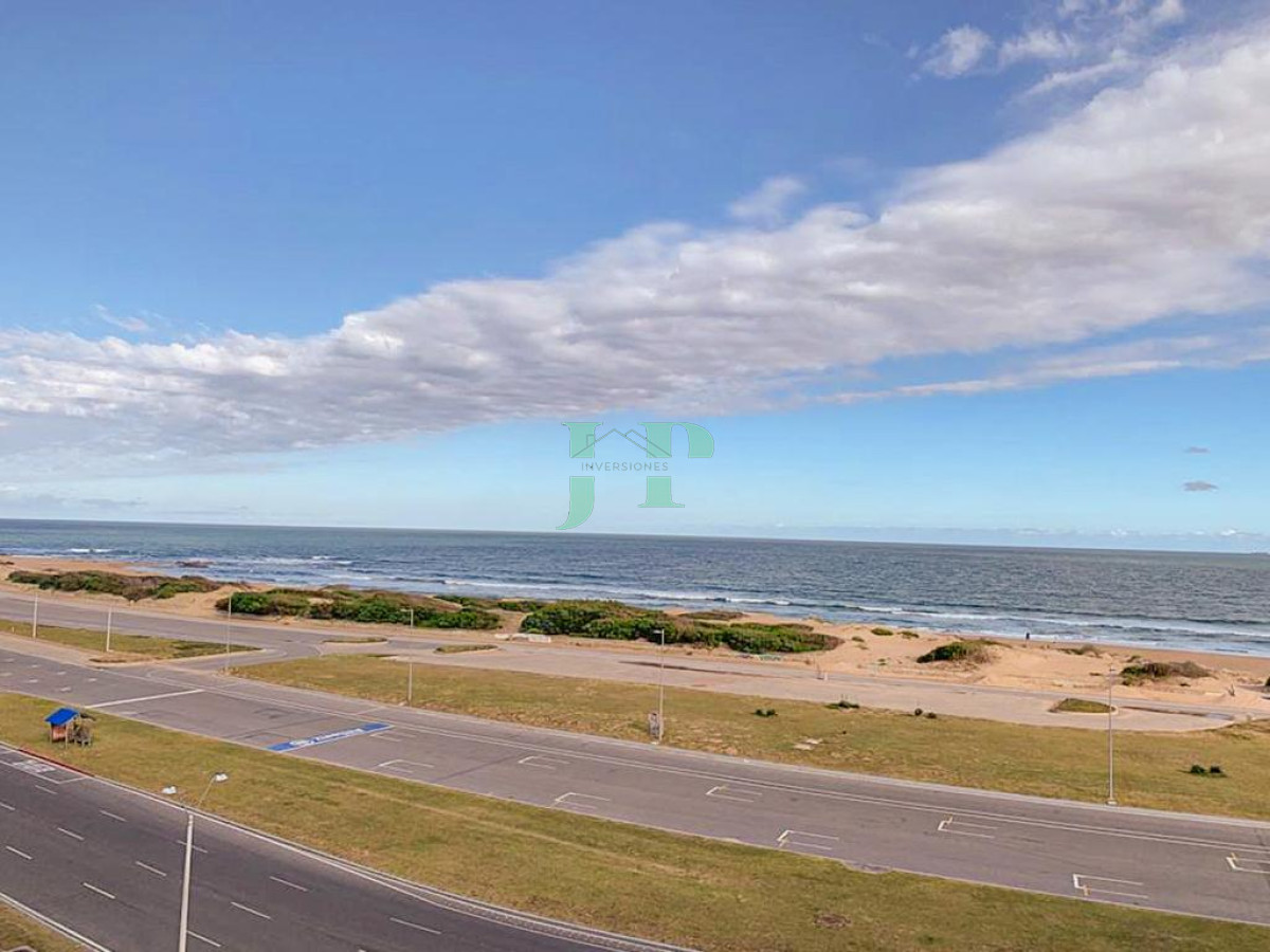 Apartamento ID.571 - Apartamento de 2 Dormitorios Frente a Playa Brava, Venta