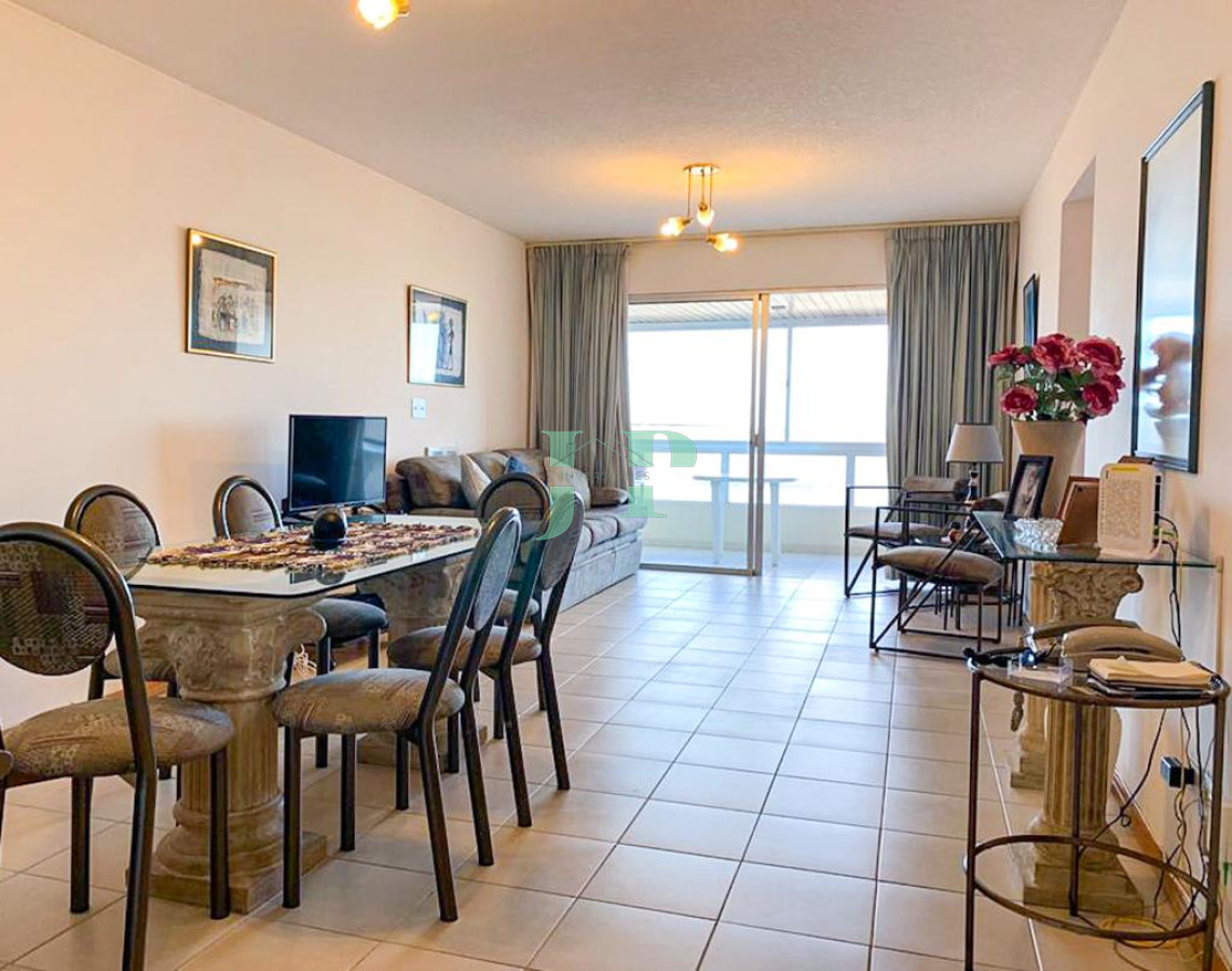 Apartamento ID.571 - Apartamento de 2 Dormitorios Frente a Playa Brava, Venta