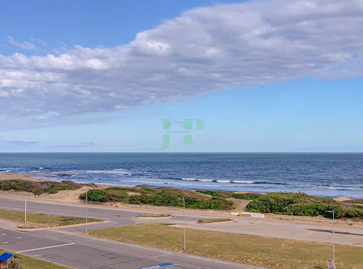 Apartamento ID.571 - Apartamento de 2 Dormitorios Frente a Playa Brava, Venta