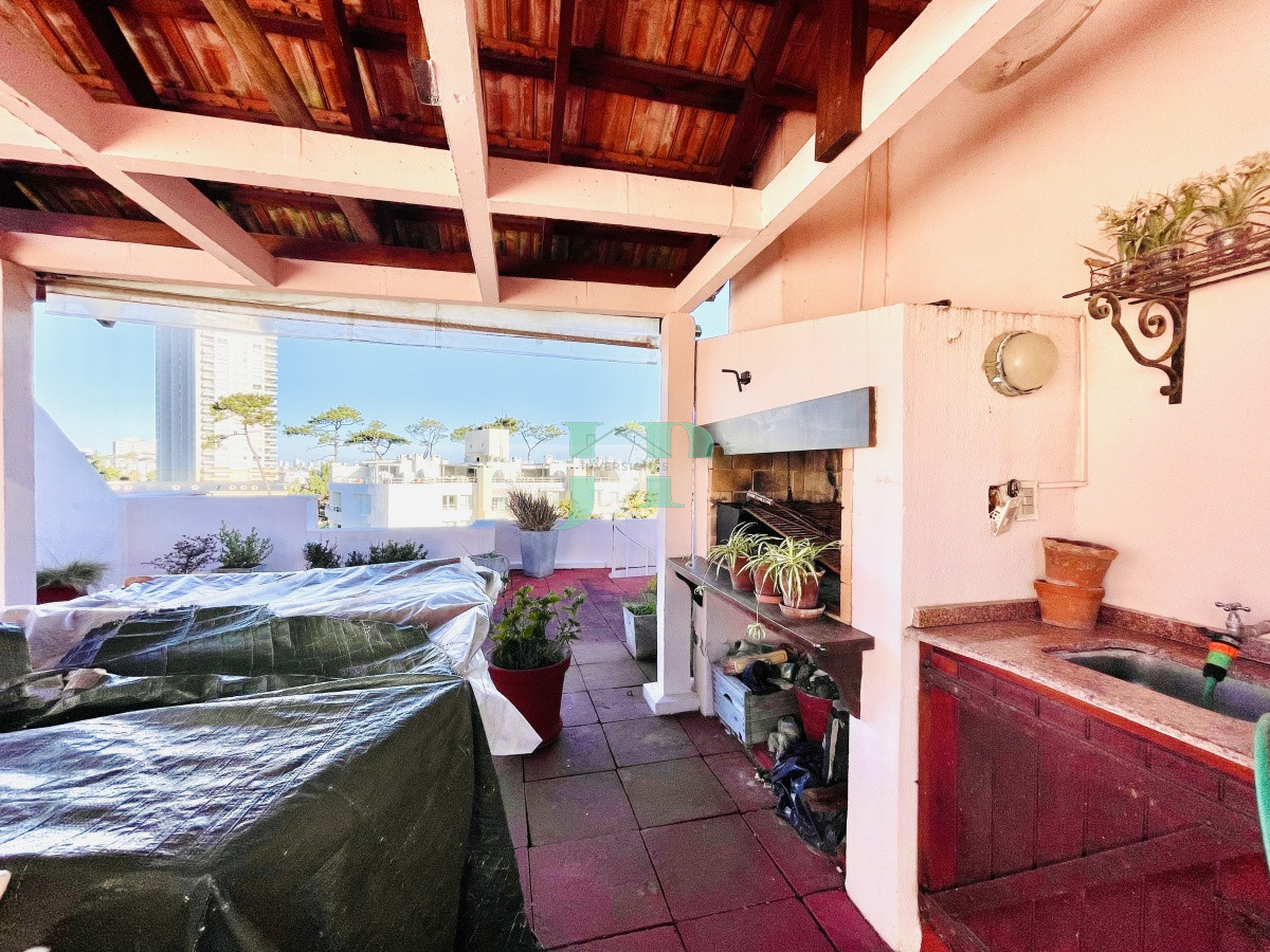 Apartamento ID.683 - Penthouse de 3 Dormitorios y Parrillero a metros de Playa Mansa, Venta Punta del Este