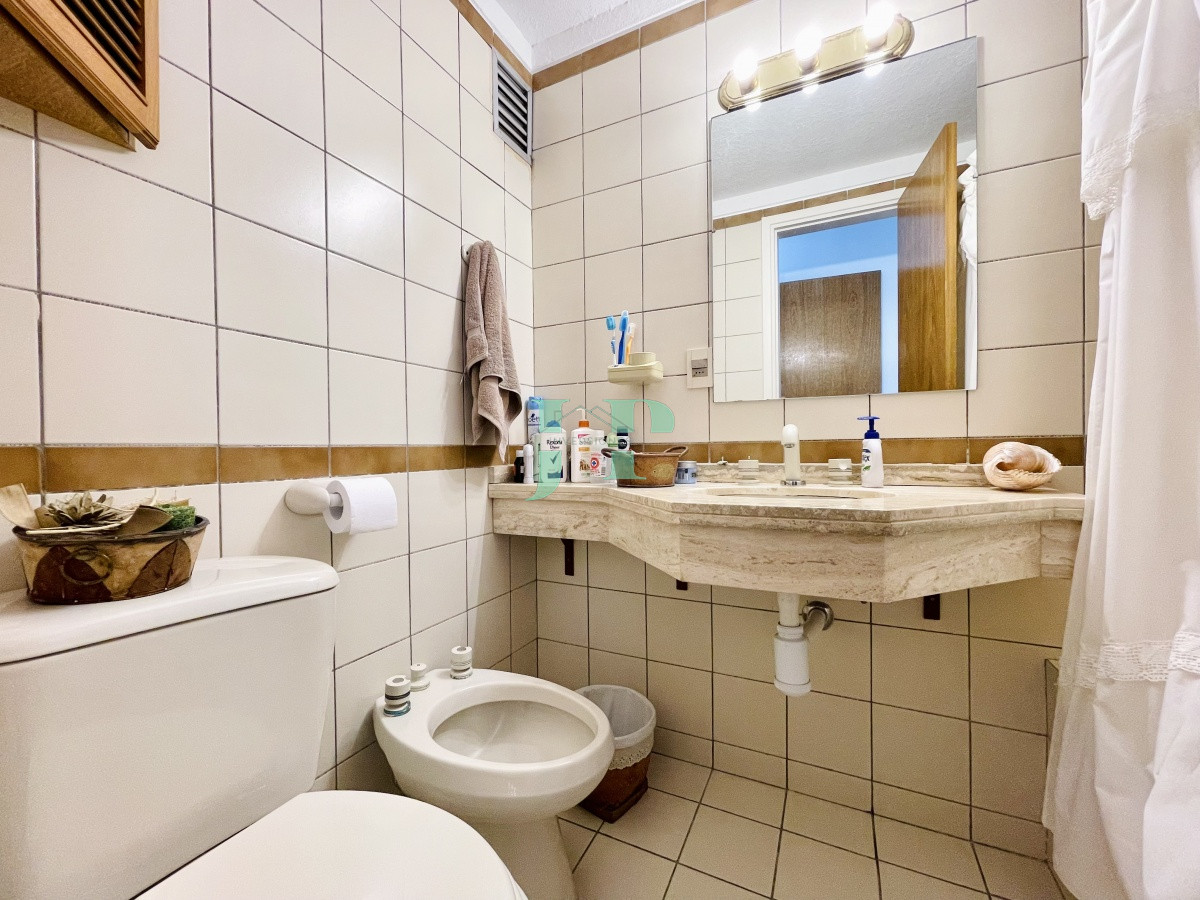 Apartamento ID.683 - Penthouse de 3 Dormitorios y Parrillero a metros de Playa Mansa, Venta Punta del Este