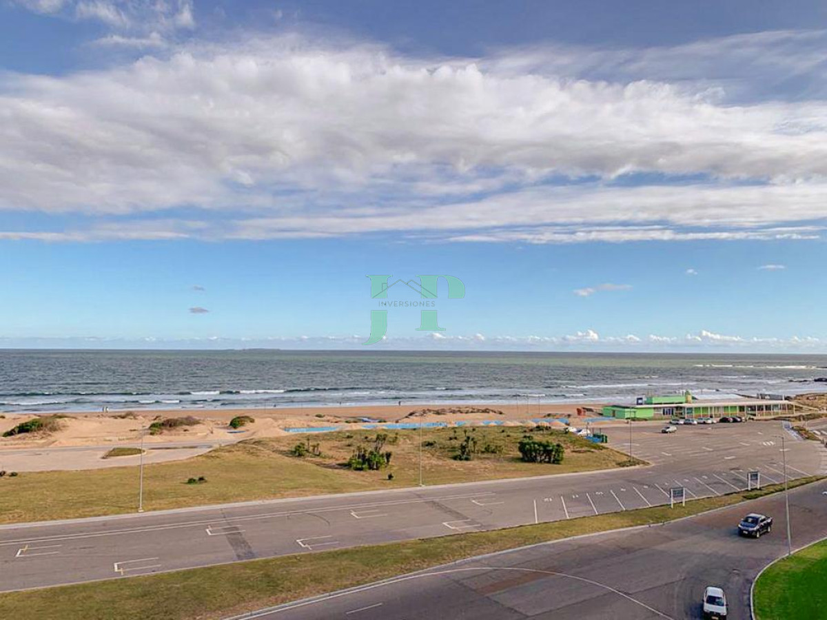 Apartamento ID.571 - Apartamento de 2 Dormitorios Frente a Playa Brava, Venta