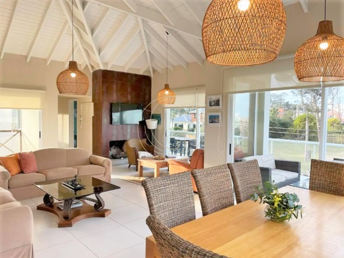 Casa ID.21092865 - Excelente Casa de 6 Dormitorios y Piscina en Montoya, La Barra