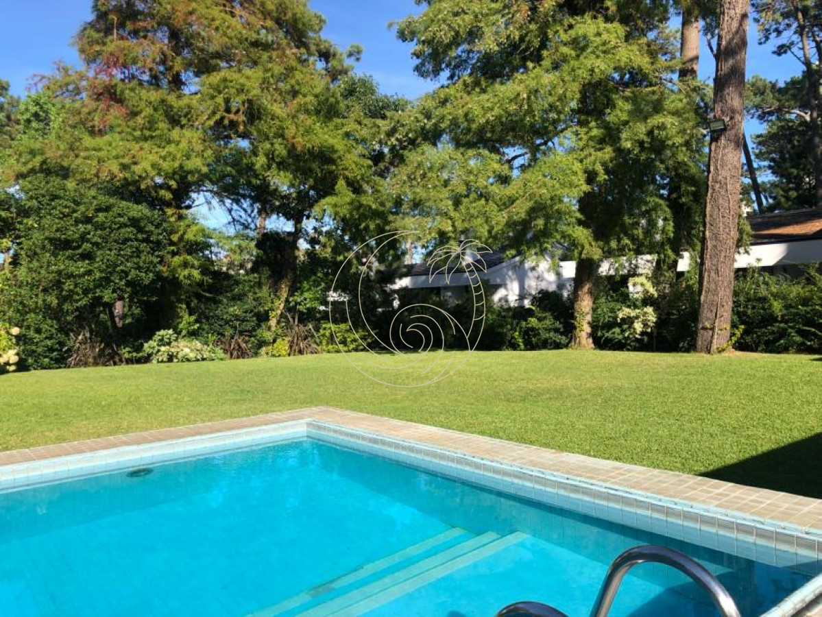 Casa ID.21092691 - Excelente Casa de 7 Dormitorios, Piscina, Barbacoa y Dependencia en Punta del Este