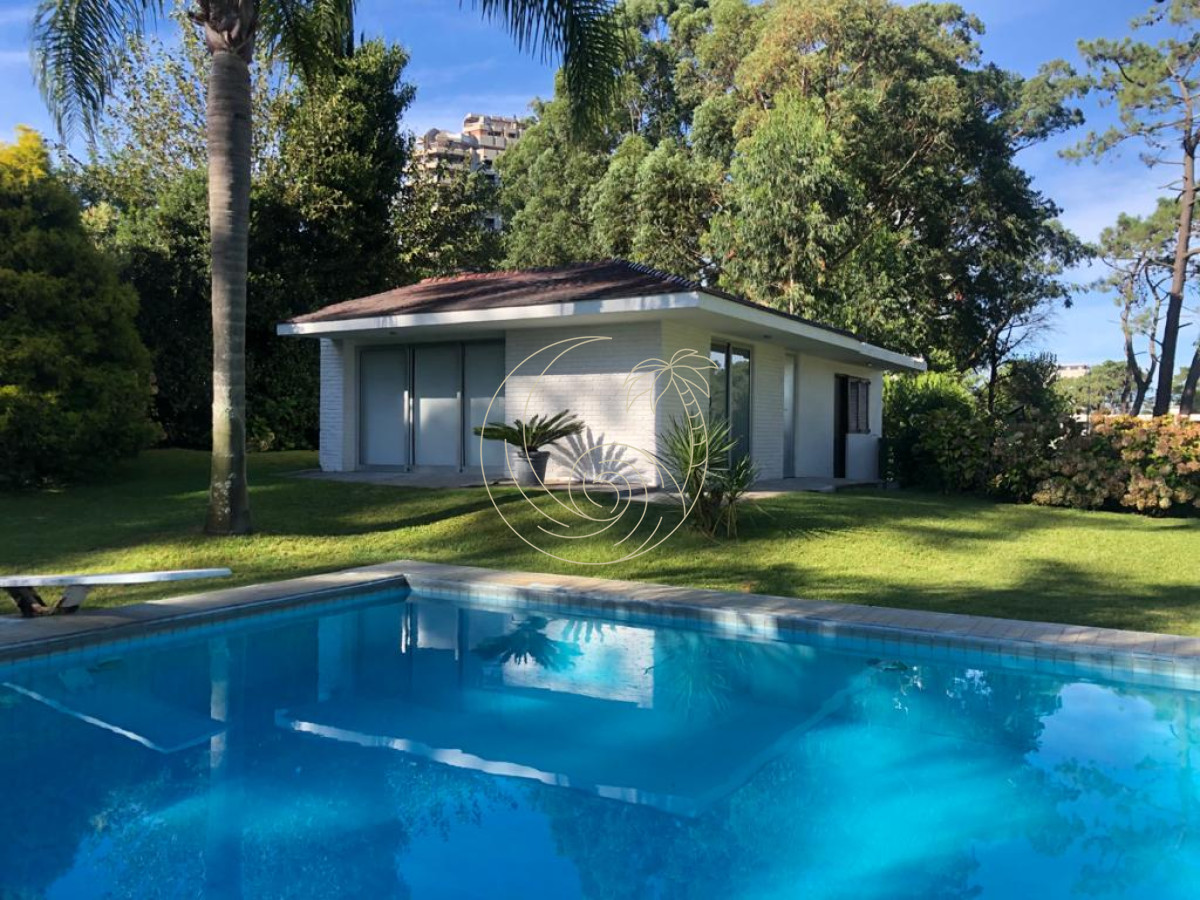 Casa ID.21092691 - Excelente Casa de 7 Dormitorios, Piscina, Barbacoa y Dependencia en Punta del Este