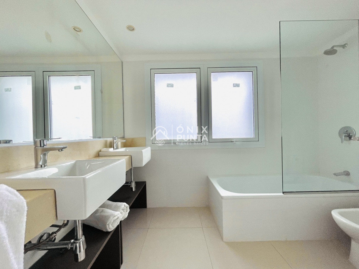 Apartamento ID.81 - Apartamento de 3 Dormitorios y Parrillero Frente al Mar, Playa Mansa