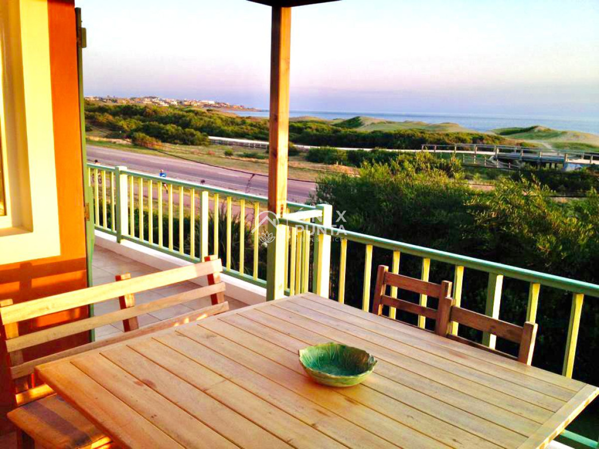 Casa ID.73 - Venta de casa amplia de construcción sólida sobre primera fila de Mar en La Juanita, José Ignacio