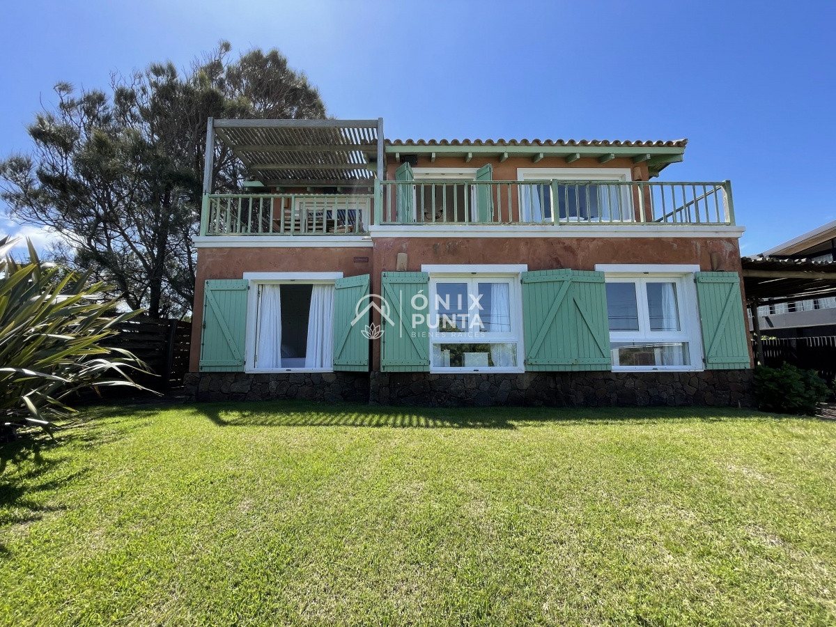 Casa ID.73 - Venta de casa amplia de construcción sólida sobre primera fila de Mar en La Juanita, José Ignacio