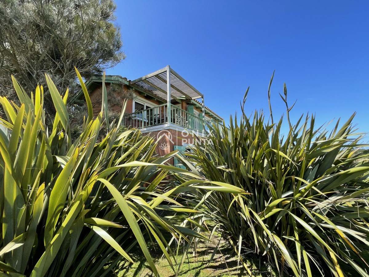 Casa ID.73 - Venta de casa amplia de construcción sólida sobre primera fila de Mar en La Juanita, José Ignacio
