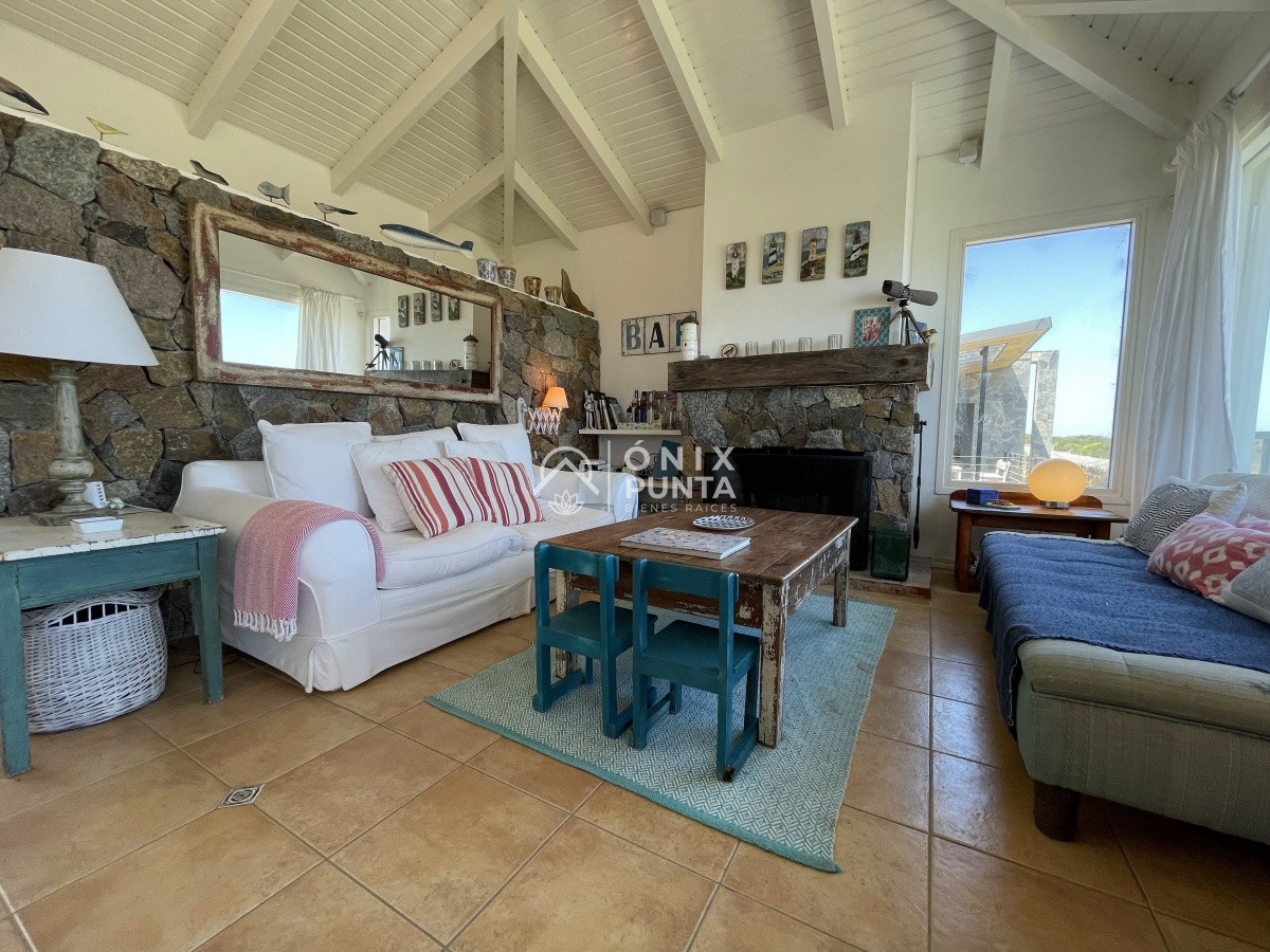 Casa ID.73 - Venta de casa amplia de construcción sólida sobre primera fila de Mar en La Juanita, José Ignacio