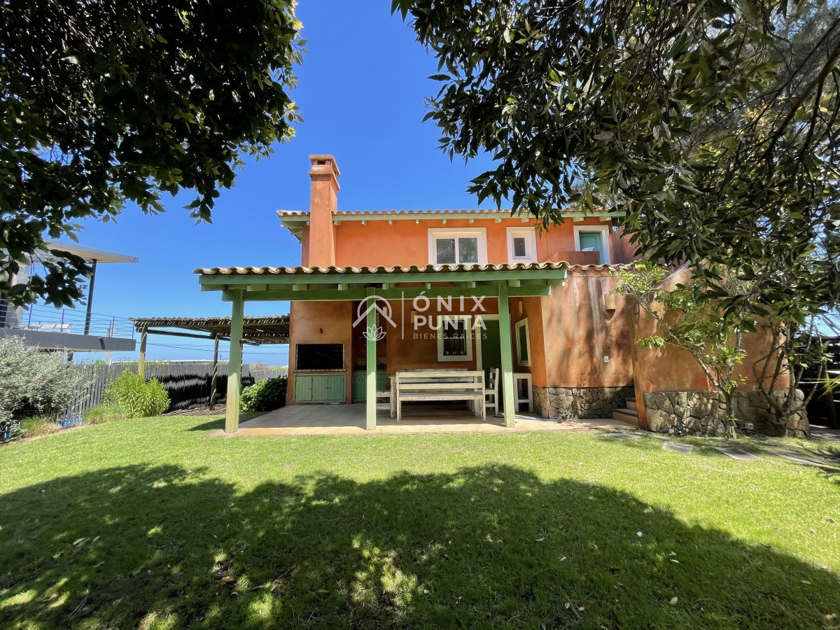 Casa ID.73 - Venta de casa amplia de construcción sólida sobre primera fila de Mar en La Juanita, José Ignacio