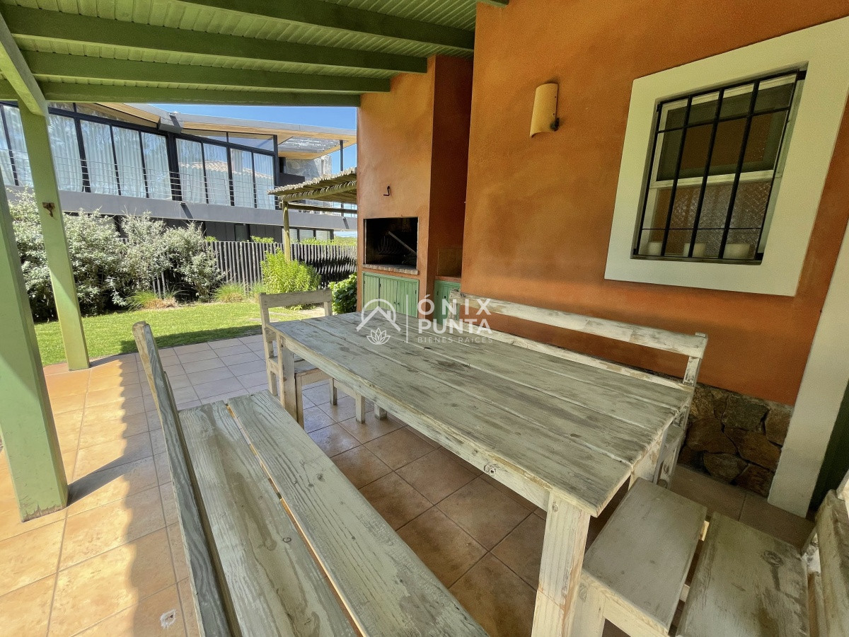 Casa ID.73 - Venta de casa amplia de construcción sólida sobre primera fila de Mar en La Juanita, José Ignacio