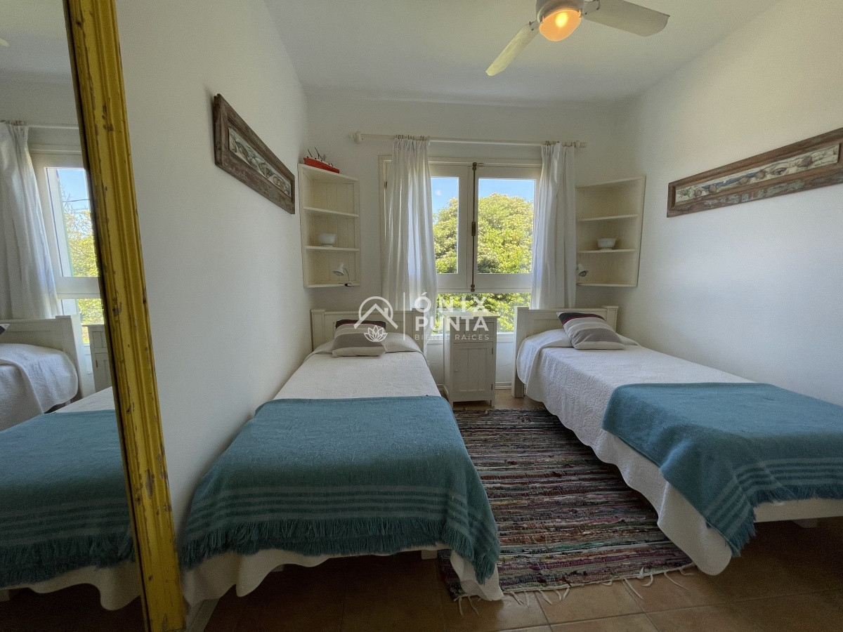 Casa ID.73 - Venta de casa amplia de construcción sólida sobre primera fila de Mar en La Juanita, José Ignacio