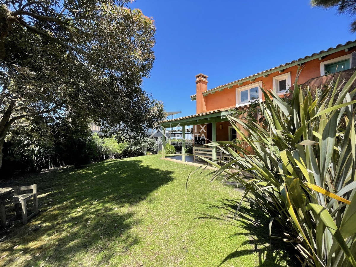 Casa ID.73 - Venta de casa amplia de construcción sólida sobre primera fila de Mar en La Juanita, José Ignacio
